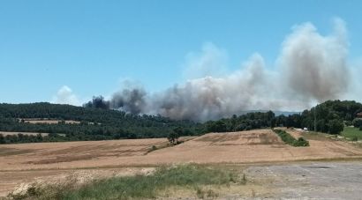 Un incendi al Pla de l’Estany obliga a confinar Vilavenut i el Palol de la Farga