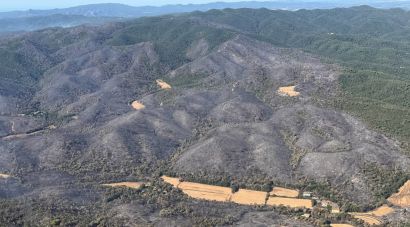 L’incendi de la Bisbal es manté estabilitzat però encara té fumeroles al flanc dret