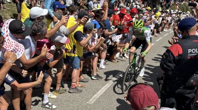 Milers d’aficionats omplen la Molina per veure el pas del Tour de França