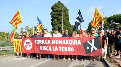 Una cinquantena de manifestants tallen un accés a Empúries per la visita de la família reial