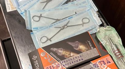 Comissen uns 5.300 productes irregulars per a tatuatges i pírcings a Girona, Lloret i Platja d'Aro