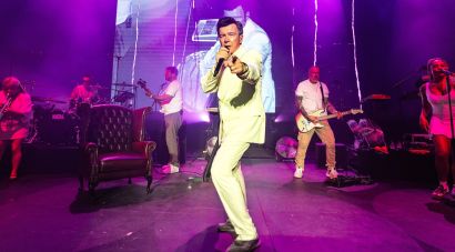 Rick Astley converteix Cap Roig en un karaoke gegant amb els seus grans himnes