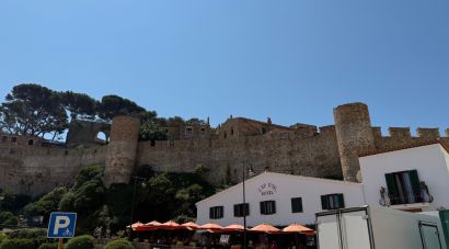Tres de cada deu comerços de Tossa no tenen la retolació exterior en català
