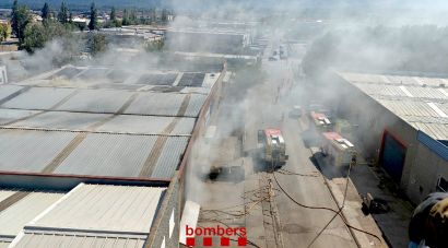 Un incendi crema almenys un autobús en una nau industrial de Banyoles