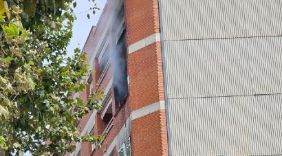 Un incendi crema completament un habitatge en un edifici de Lloret de Mar