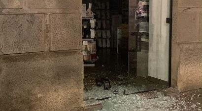 Trenca l’aparador d’una botiga de Girona i s’endú la caixa registradora de matinada