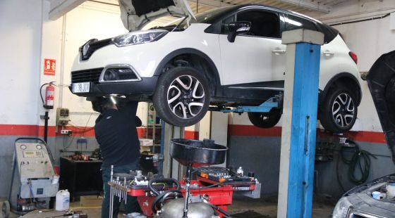 Un 30% dels cotxes gironins no porten la ITV al dia i el parc està ''envellit''