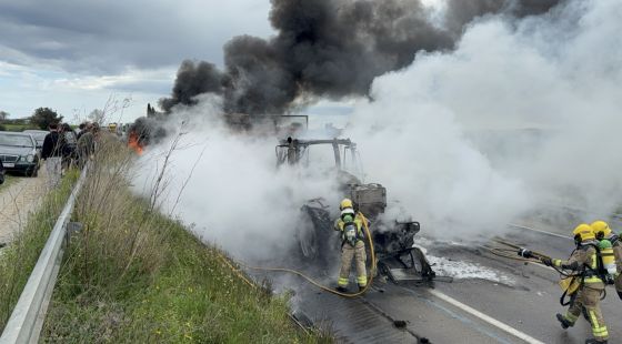 Un tractor amb remolc s'incendia i talla la C-26 a Ordis