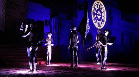 Unes 8.000 persones omplen el poble de Verges per veure la Dansa de la Mort