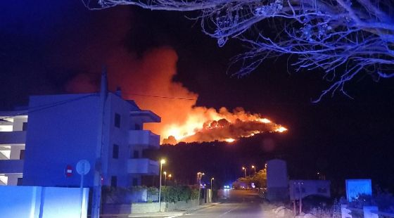 Detingut l'autor de l'incendi a Cala Montgó que va obligar a confinar un càmping i un hotel