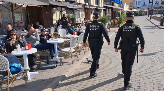 Una parella amenaça amb ganivets el vigilant d’un bar de Palamós i s’encara amb la policia