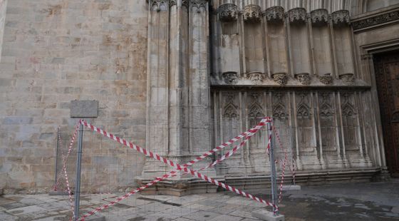 Es desprèn una part de la Portalada dels Apòstols de la catedral de Girona