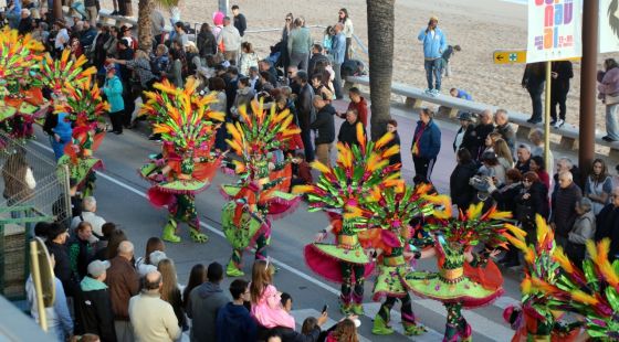 Un miler de participants omplen Lloret de disbauxa i disfresses a la Gran Rua de Carnaval