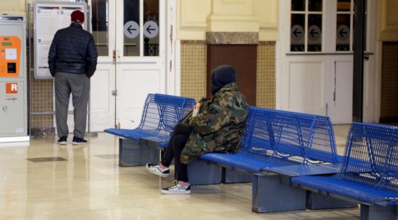 Augmenta el nombre de persones sense llar que dormen a l'estació de Portbou