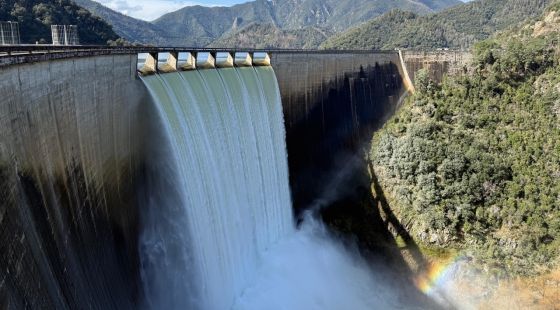 El pantà de Susqueda vessa pel sobreeixidor en previsió de l'arribada de més aigua pel desgel