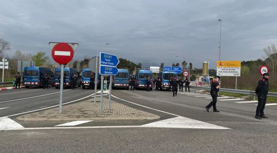 Docents, metges i pagesos tallen l'AP-7 a Sant Gregori