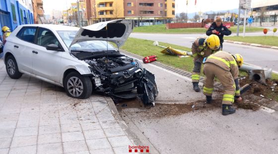 Un conductor topa contra un fanal a la C-66 a la Bisbal d’Empordà