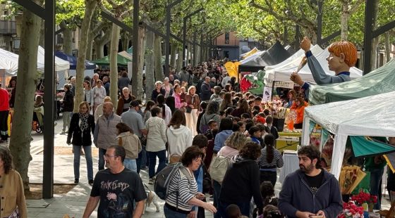 Les parades de roses i llibres s'agermanen a Olot amb la dansa del festival Sismògraf 