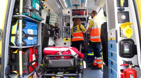 Mor un treballador en un accident amb un camió grua a Roses