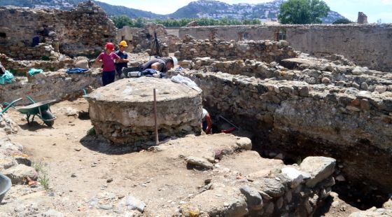 Les excavacions a Roses destapen restes gregues i un possible ''buit'' històric