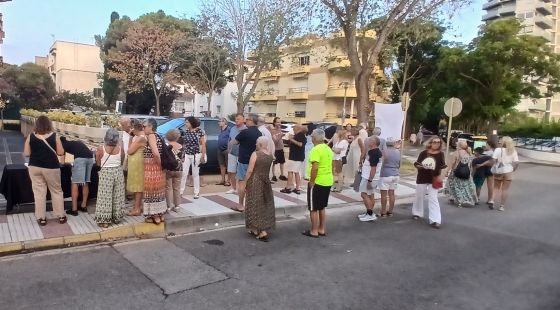 Una quarantena de veïns reclamen recuperar un espai verd convertit en aparcament a Platja d’Aro