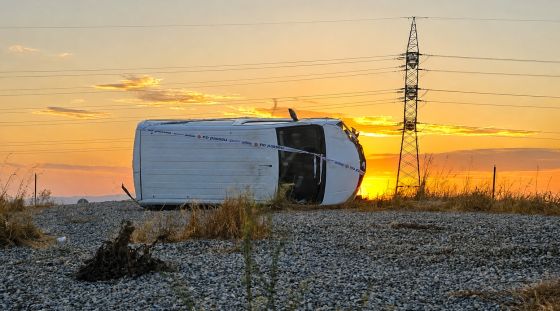 Una furgoneta bolca a l'N-II a Garrigàs i el conductor abandona el vehicle