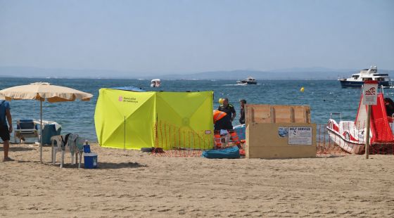 Mor ofegat un home de 83 anys mentre es banyava a la platja Nova de Roses