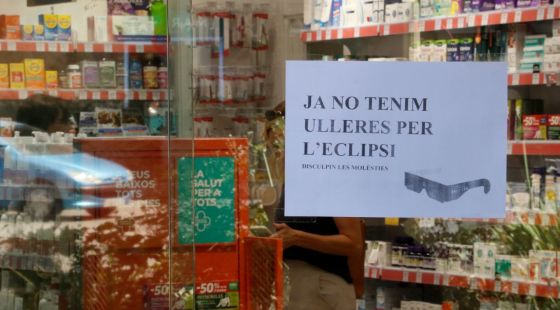 Les òptiques gironines es queden sense ulleres per veure l’eclipsi solar