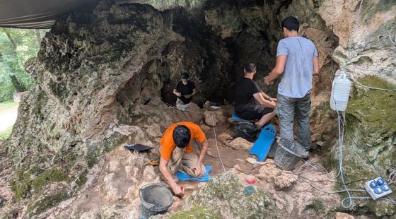 Eines, collarets i ossos revelen la vida a Serinyà de fa més de 20.000 anys