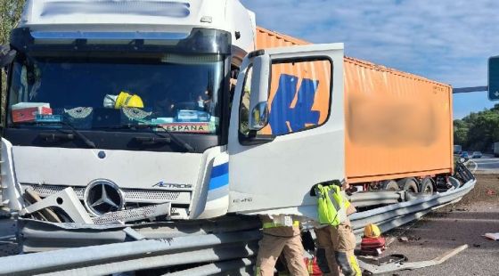 Un camió bolcat a l’AP-7 a Fogars de la Selva provoca fins a vuit quilòmetres de retencions