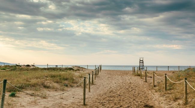 Mor ofegat un banyista francès de 76 anys a una platja de Castelló d’Empúries