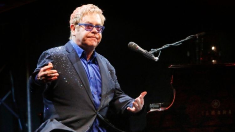 El cantant anglès Elton John durant un moment del concert © ACN