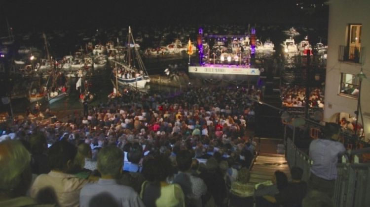 Milers de persones han seguit la 48a Cantada d'Havaneres de Calella de Palafrugell © ACN