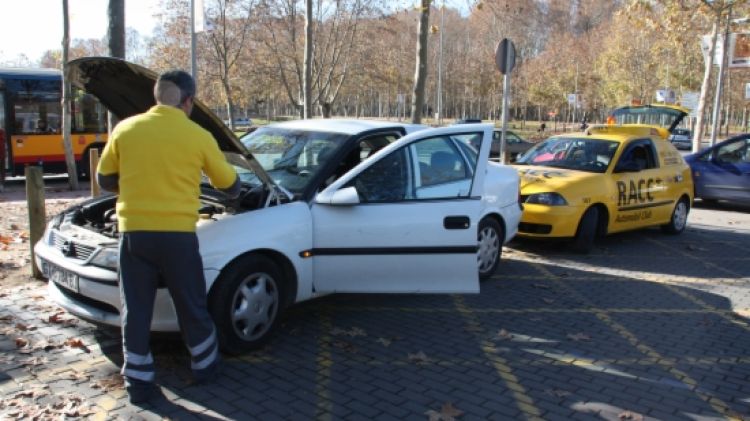 Un membre del RACC assistint a un conductor (arxiu) © ACN