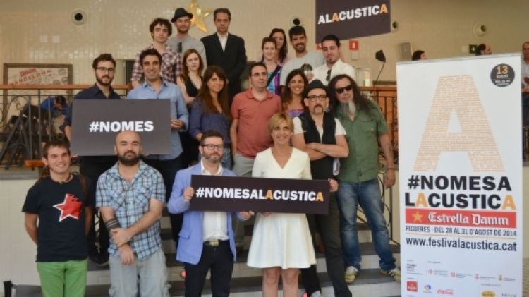 Alguns dels artistes i organitzadors del Festival Acústica de Figueres © ACN