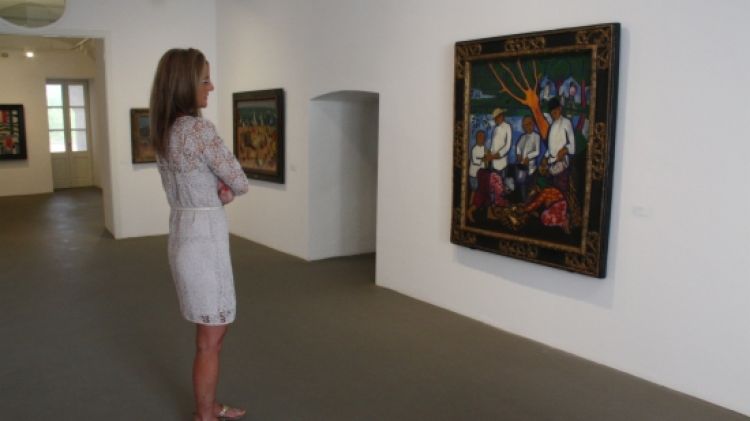 La comissària de l'exposició, Pilar Giró, mirant les obres © ACN