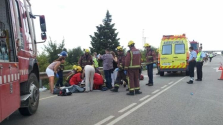 Efectius d'emergències treballen en l'accident de la N-260 © ACN