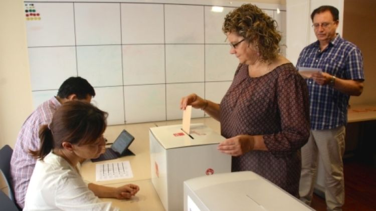 Marina Geli votant aquest matí © ACN