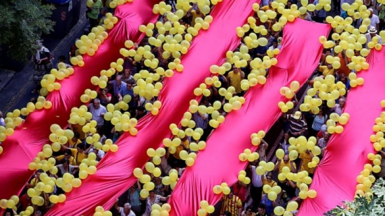 Consecució de l'estelada humana, ahir a Girona © Manel Lladó