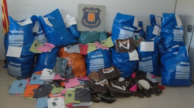 Objectes falsificats que han estat intervinguts per la policia a Figueres © ACN