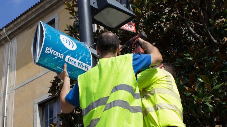 Operaris del consistori col·locant els nous cartells © Aj. de Girona