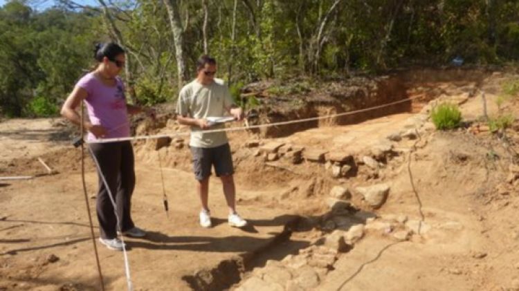 Els arqueòlegs treballant en el nou assentament romà que s'ha localitzat a Tossa de Mar © ACN