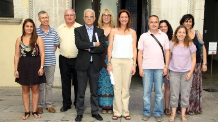 Els regidors Marta Madrenas i Eduard Berloso amb representants d'entitats i empreses © ACN