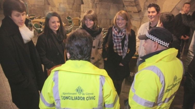 Dos dels conciliadors nocturns, la Marina i l'Emilio, parlant amb joves a la Rambla (arxiu) © ACN