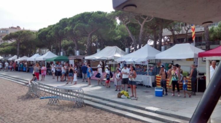 Unes 70 parades s'han instal·lat al passeig marítim de Platja d'Aro © ACN