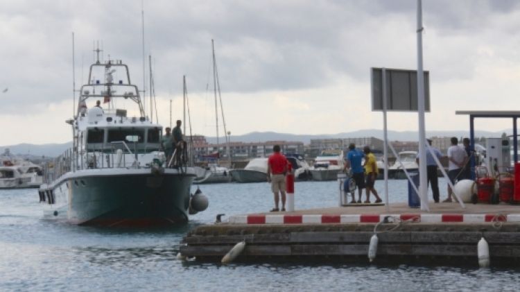 El moment en que els GEAS arribaven amb el submarinista al port de l'Estartit © ACN