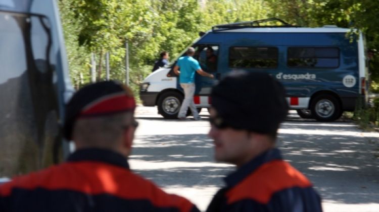 Agents de l'ARRO tallant el camí de Sant Julià de Ramis, on el sospitós va llançar el tronc de la víctima © ACN