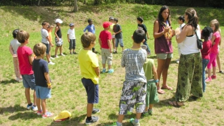 Infants fent rotllana en una de les activitats dels casals de la Fundació