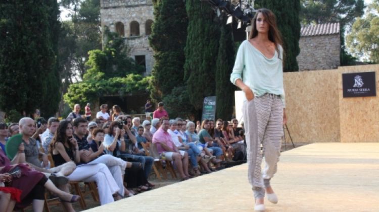 Una de les models desfilant pel Costa Brava Fashion Week © ACN