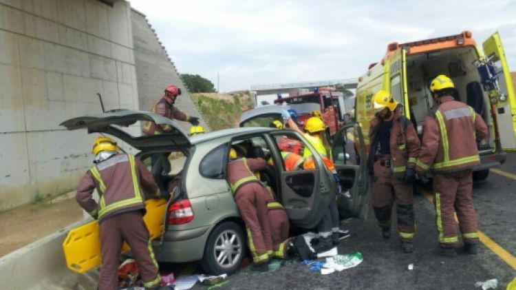 Els Bombers excarcerant la persona ferida greu en l'accident de l'N-II © ACN